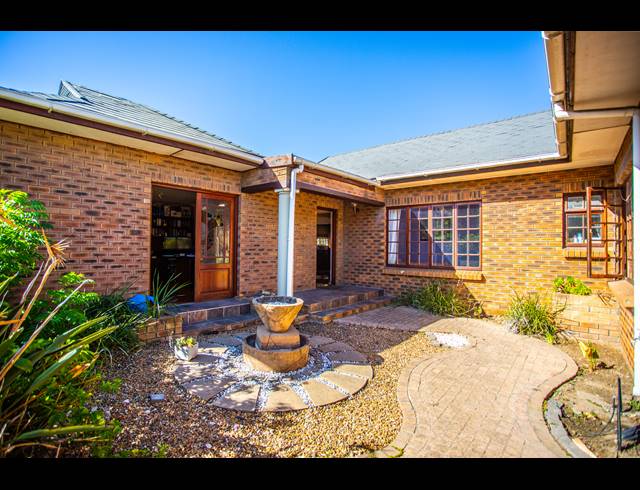 4 BEDROOM HOUSE FOR SALE IN VREDEKLOOF